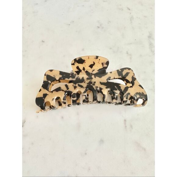 Tan and black tortoiseshell elegant hair claw - Picture 3 of 7